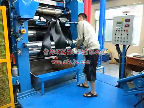 工作中的壓延機www.gdxxw.com.cn